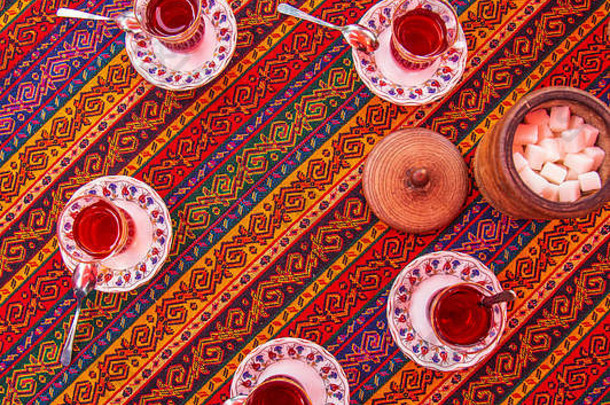 平铺视图土耳其茶传统的地毯视图空气