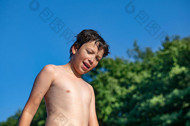 游泳男孩肖像蓝色的天空背景夏天假期太阳放松