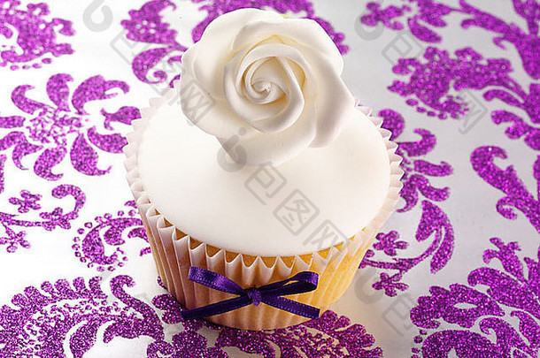 优雅的白色玫瑰蛋糕紫色的
