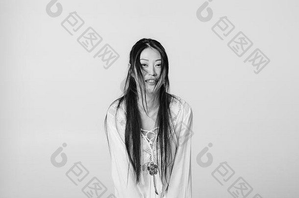 美丽的微笑亚洲女人白色衬衫摆姿势工作室黑色的白色拍摄