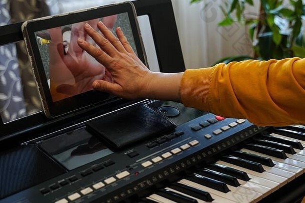 音乐家排练在线隔离冠状病毒流感大流行虚拟握手互联网