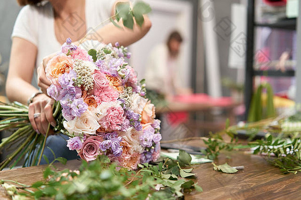 欧洲花商店概念花店女人创建美丽的花束混合花英俊的新鲜的群教育主类花卉栽培技术