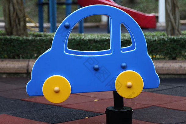 照片小蓝色的车摇摆不定的孩子们玩儿童操场上