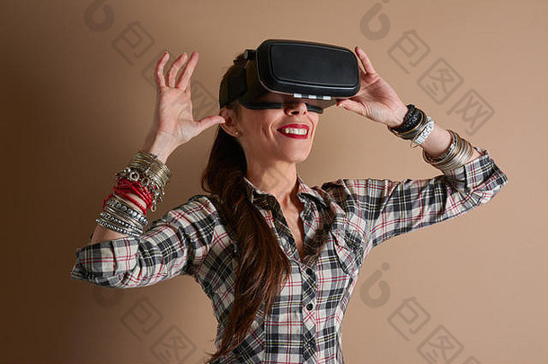 女人眼镜虚拟现实女人生活经验手眼镜