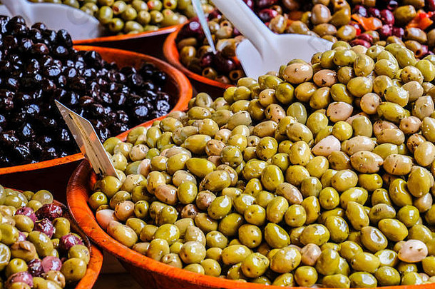 品种腌制橄榄出售当地的农民市场