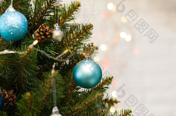 美丽的绿色圣诞节树装饰球花环特写镜头照片闪闪<strong>发光</strong>的背景