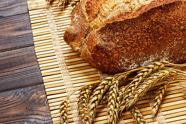 新鲜的自制的面包小麦木背景