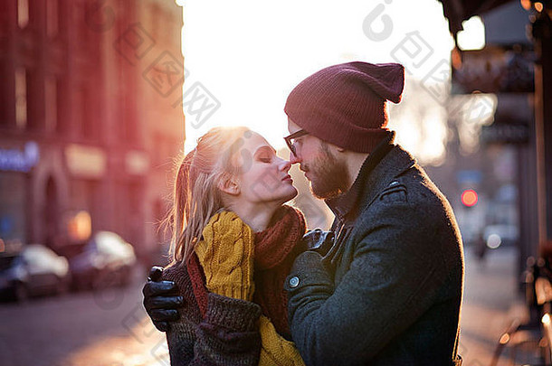 年轻的快乐夫妇拥抱城市街