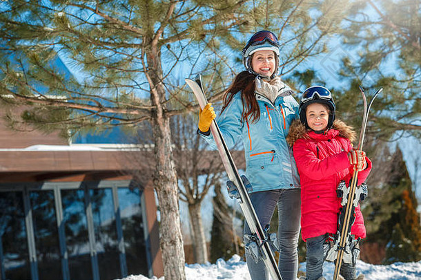 冬天假期家庭时间在户外女人女孩护目镜<strong>滑雪</strong>板摆姿势显示图姆微笑快乐的