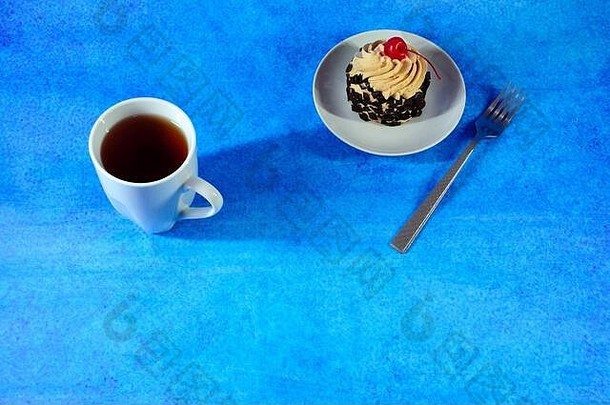 高白色杯子茶飞碟饼干蛋糕巧克力芯片樱桃奶油茶匙作文