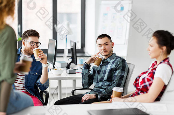 有创意的团队喝咖啡办公室