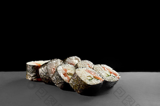 为了牧卷卡巴白色<strong>大米包装</strong>紫菜寿司大马哈鱼黄瓜服务黑色的石头板岩板