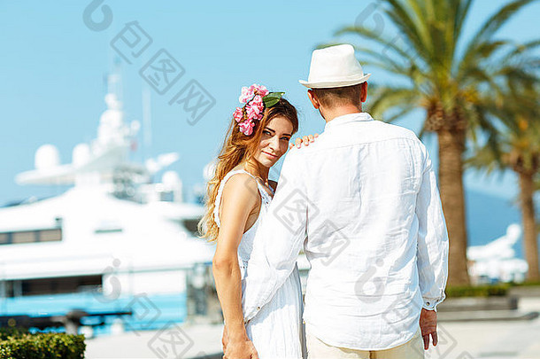 有吸引力的年轻的夫妇走与玛丽娜停泊船奢侈品海滨夏天阳光婚礼re