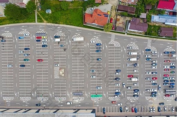 城市购物中心场景视图停车很多彩色的汽车