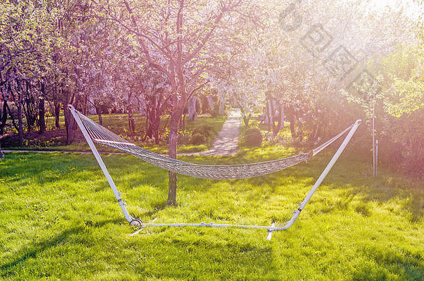 柳条吊床野营关闭背景盛开的春天花园阳光明媚的一天