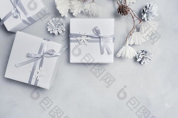 边境设计圣诞节问候卡圣诞节礼物盒子视锥细胞雪花的地方文本装饰白色混凝土背景