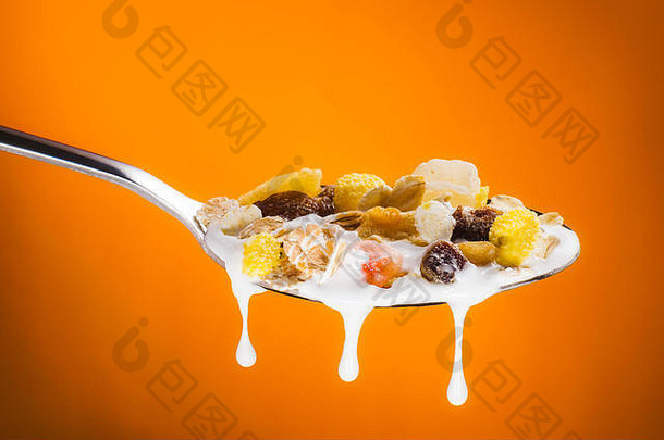美味的水果牛奶什锦早餐勺子牛奶梯度橙色背景