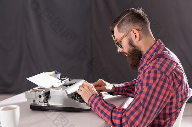 人作家赶时髦的人概念年轻的时尚的作家工作打字机