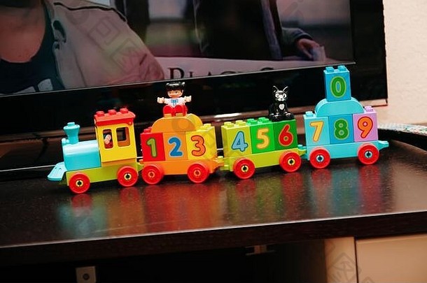 玩具多色的孩子们的火车数字
