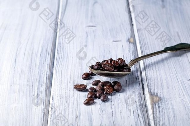 银勺子<strong>咖啡</strong>豆子白色农村背景棕色（的）coffeebeans