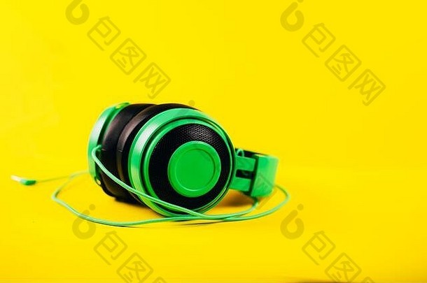 现代绿色耳机