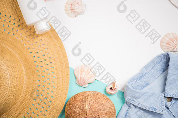 夏天配件假期概念作文女士蓝色的牛仔布衬衫海滩稻草他贝壳椰子防晒霜前视图复制