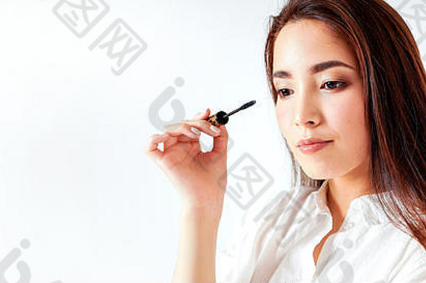 睫毛膏使美亚洲年轻的女人黑暗长头发白色背景横幅