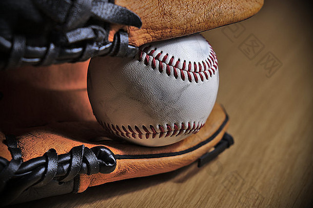 特写镜头棒球皮革手套球木表面棒球主题照片