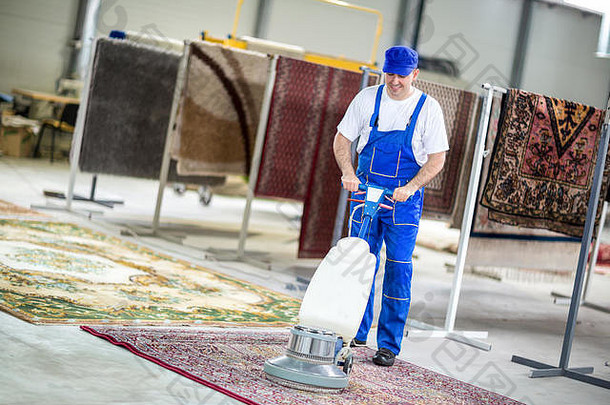 工人清洁真空更清洁的地毯