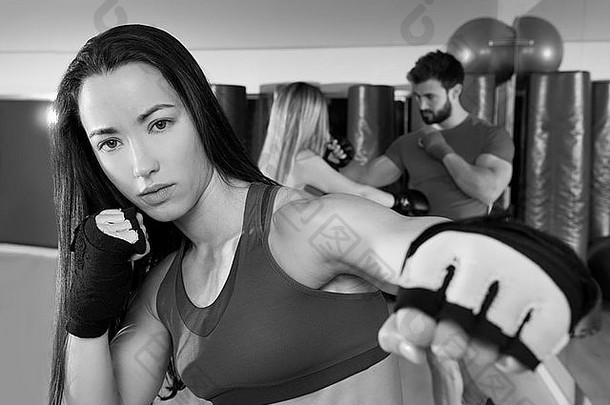 拳击aerobox浅黑肤色的女人女人肖像健身健身房培训锻炼