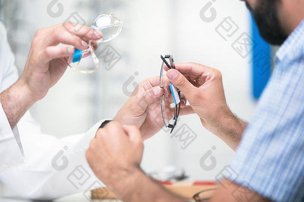 眼镜商提供眼镜客户测试眼睛医生显示病人镜头演出商店专业验光师白色外套客户端
