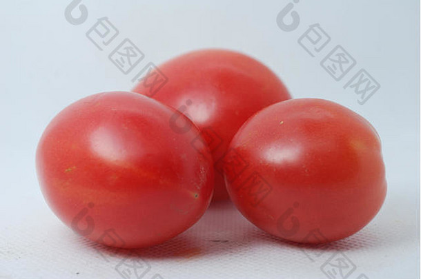 新鲜的红色的西红柿白色背景