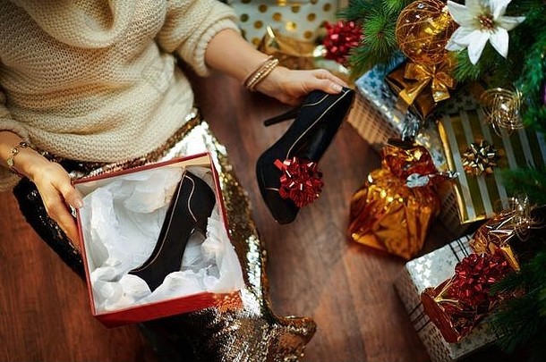 时尚的家庭主妇黄金金片裙子白色毛衣装饰圣诞节树现在盒子持有圣诞节现在盒子黑色的商店