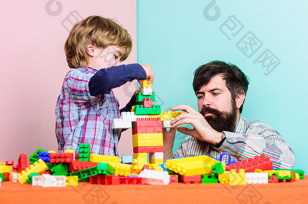 快乐家庭概念建筑首页色彩斑斓的构造函数孩子发展小男孩爸爸玩快乐家庭休闲父亲儿子玩游戏很多工作