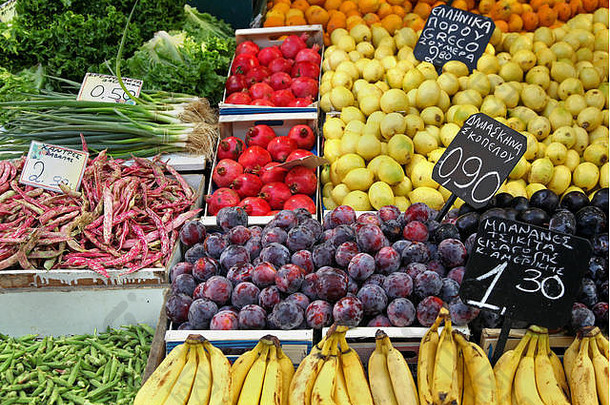新鲜的水果蔬菜出售市场摊位