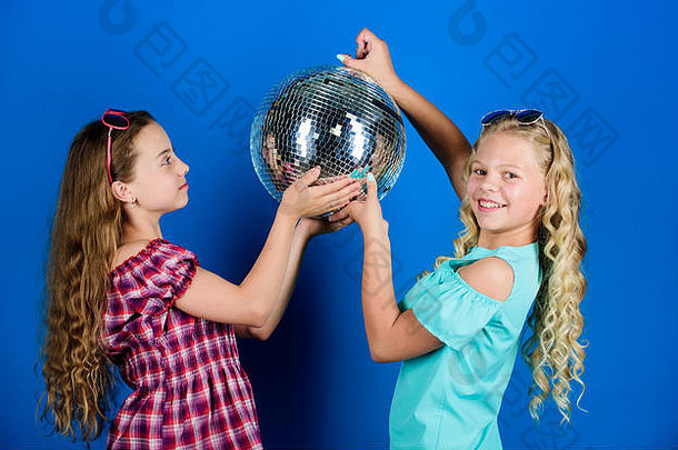 复古的音乐镜子反映灯迪斯科大气假期庆祝活动娱乐概念姐妹朋友迪斯科球让开始聚会，派对快乐的孩子们持有迪斯科球迪斯科舞蹈