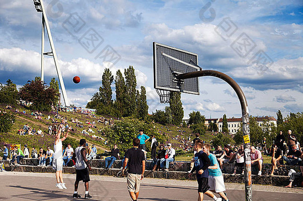 柏林德国6月早期夏天周日下午毛尔公园集团人玩<strong>篮球</strong>包围