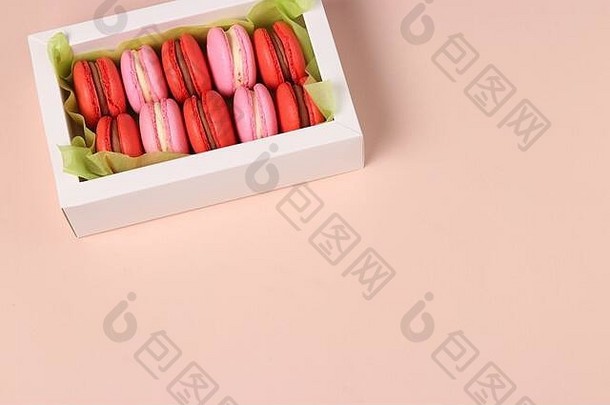美味的甜蜜的饼干macaron蛋白杏仁饼干白色礼物盒子粉红色的背景红色的粉红色的马卡龙