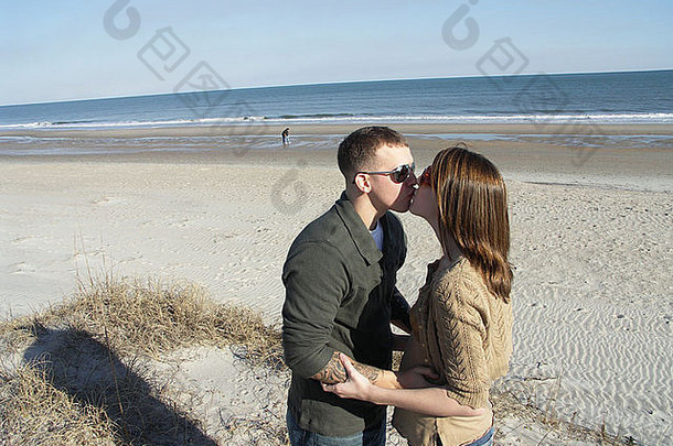 新婚夫妇接吻海滩