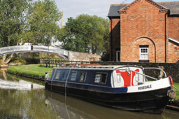 狭窄的船运河结牛津大学大联盟运河布劳恩斯顿运河村北安普敦郡英格兰