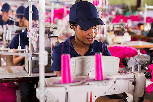 非洲服装工厂工人缝纫的同事们背景