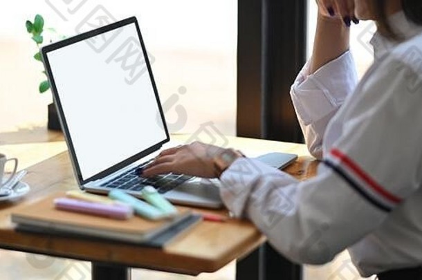 裁剪图像美丽的女人白色衬衫手下巴打字电脑移动PC白色空白屏幕坐着木
