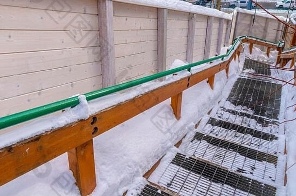 全景雪户外楼梯俯瞰公园城市犹他州社区冬天