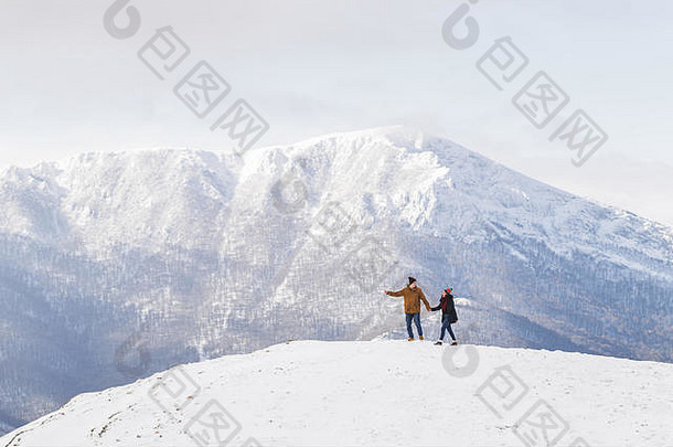 游客山背景白雪覆盖的山峰清洁雪不错的天气