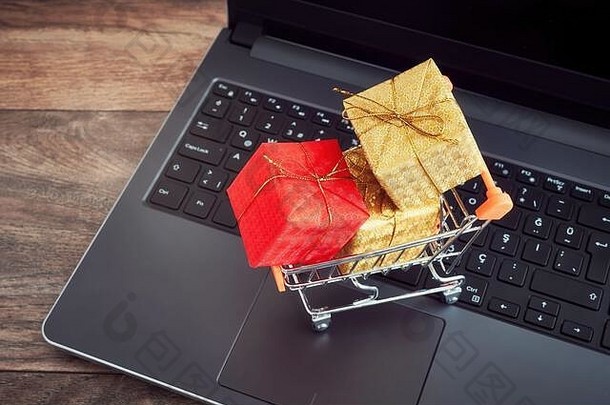 购物车电车完整的色彩斑斓的礼物盒子移动PC电脑概念在线购物圣诞节特殊的天