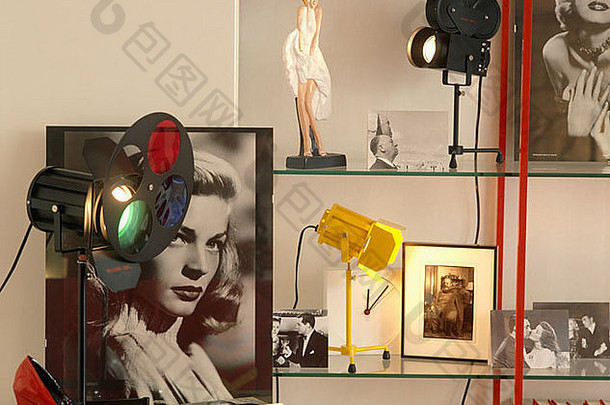 特写镜头照片劳伦巴考尔的时候玻璃货架上五十多岁好莱坞纪念品摄影灯