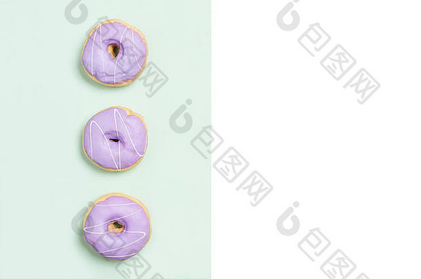 紫色的甜甜圈分裂颜色背景现代设计复制空间