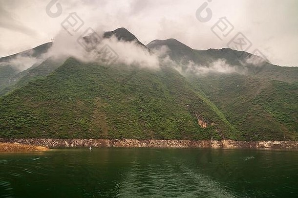 wuchan中国龙门喉咙大宁河景观多山的海岸线翡翠绿色水Cloudscape挂事情