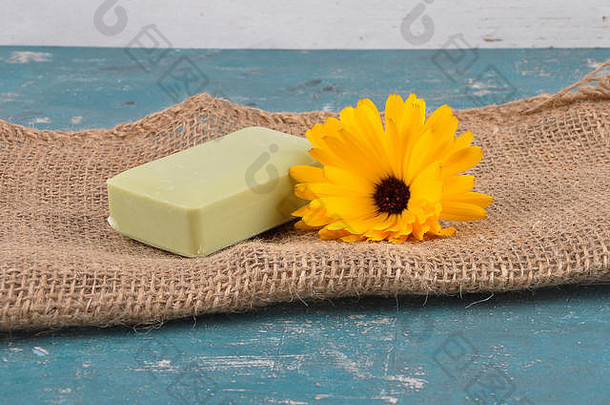 肥皂常见的金盏花黄麻饱经风霜的混凝土