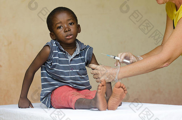 伤心非洲男孩准备好了注射志愿者护士巴马科马里